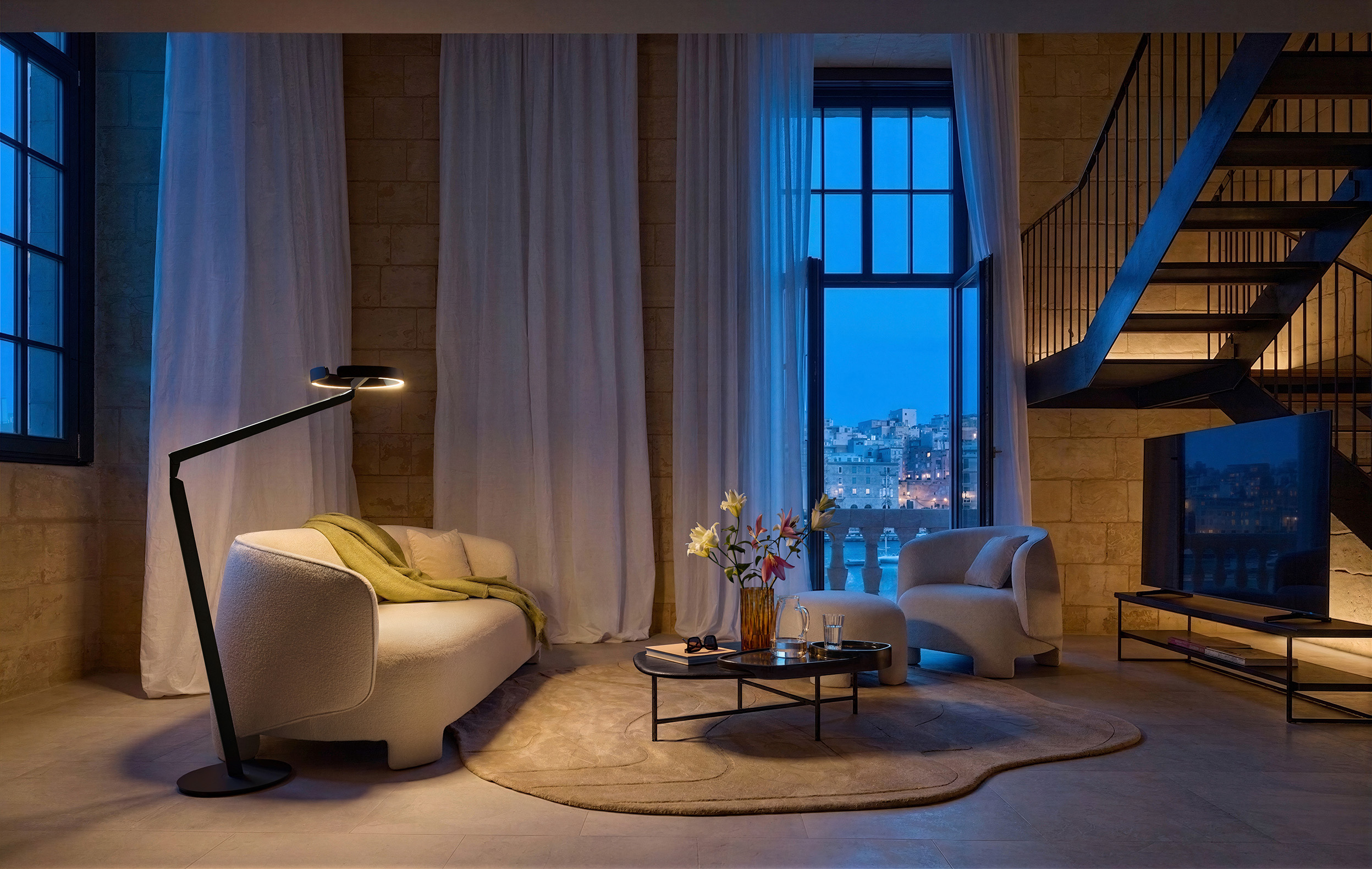 Occhio Gioia lettura luxury design reading light in hotelroom setting
