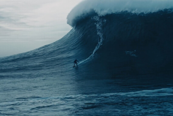 Sebastian Steudtner surfing