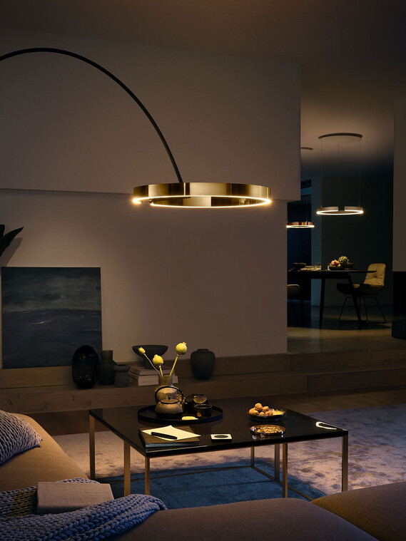 Stehleuchte Mito largo bronze in Wohnzimmer-Situation