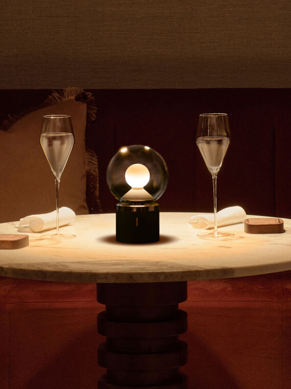 Occhio Luna pura Tischleuchte Esstisch Champagnergläser